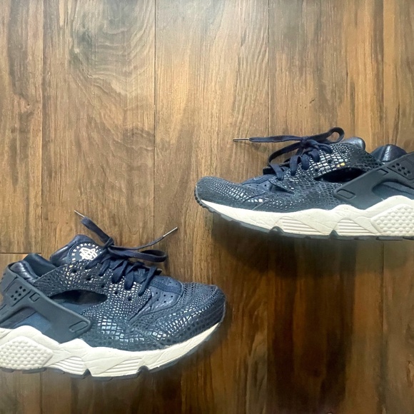 Nike Shoes - Nike Size 9 WMNS AIR HUARACHE RUN PRINT 'CANNON CROCODILE'